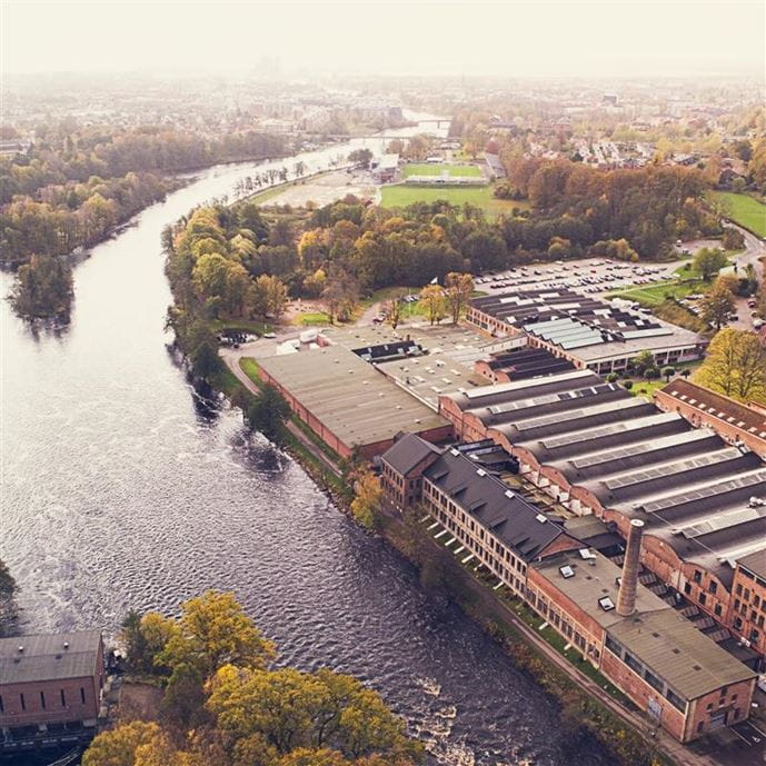 Industrieanlage nahe Wasser